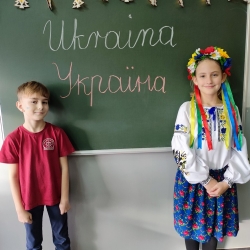 Klasa 2e poznaje kraj naszego sąsiada - Ukrainę.