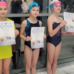 Mikołajkowe zawody pływackie klas 3