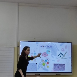 Dbamy o nasz mikrobiom - wykład pani dr nauk biologicznych Joanna Śliwy - Dominiak w klasie 1c